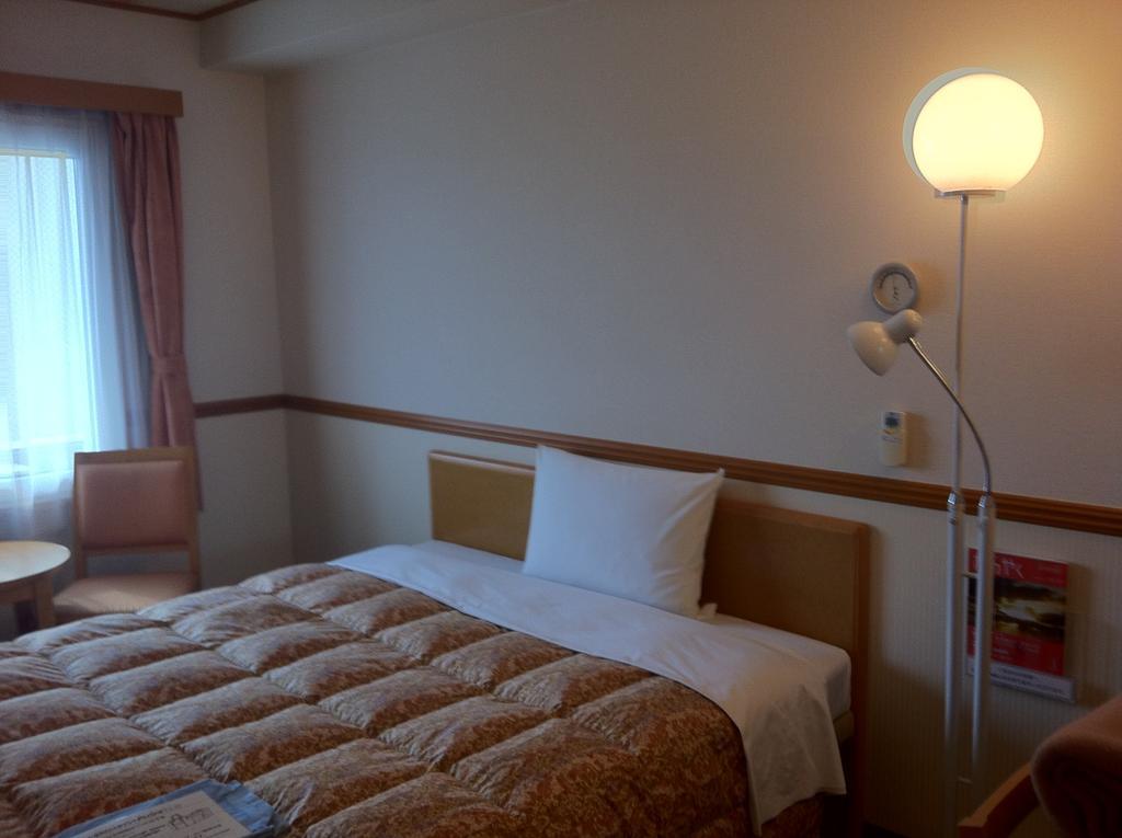 Toyoko Inn Higashi-Hiroshima Saijo Ekimae Стая снимка